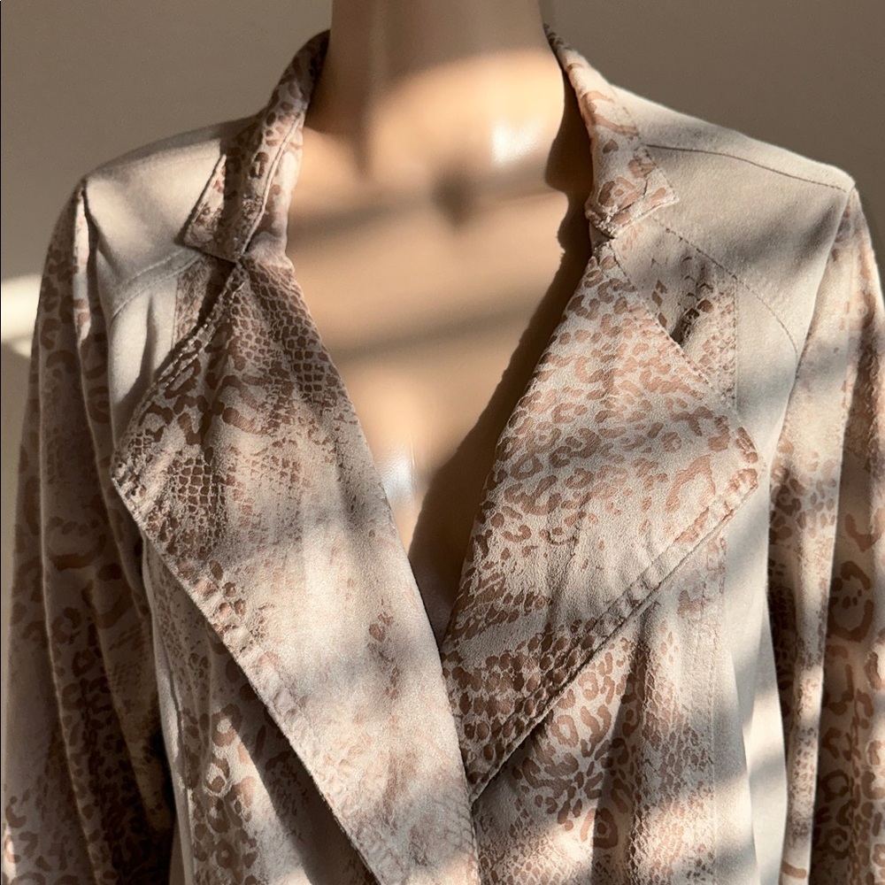Chico's Beige Leopard Print Blazer Size 2 - Picture 5 of 15